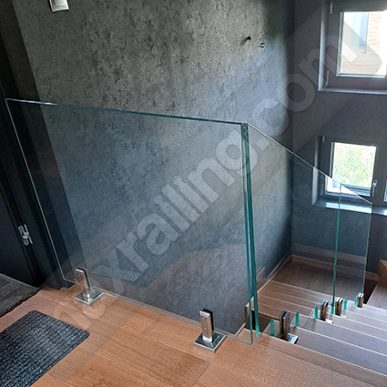 Стъклен парапет с ниски колонки